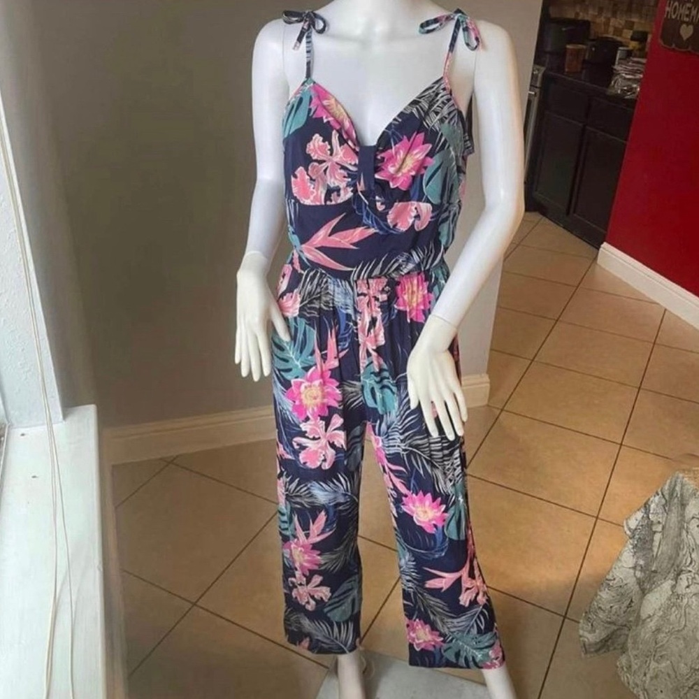 Blue New Women’s Floral Tropical Jumpsuit size Large
New with tags
Straps - Picture 1 of 6
